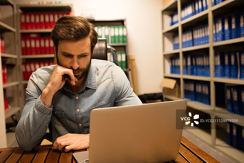 在档案室使用笔记本电脑的商务主管图片素材