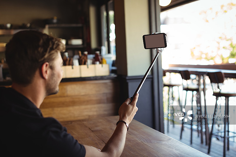 男人在餐厅用手机自拍图片素材