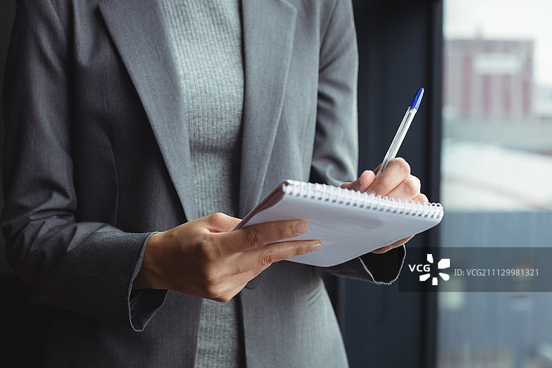顾问在办公室做笔记的截面图图片素材