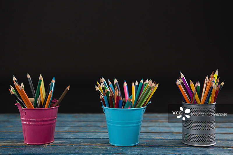 铅笔盒中彩色铅笔的特写图片素材