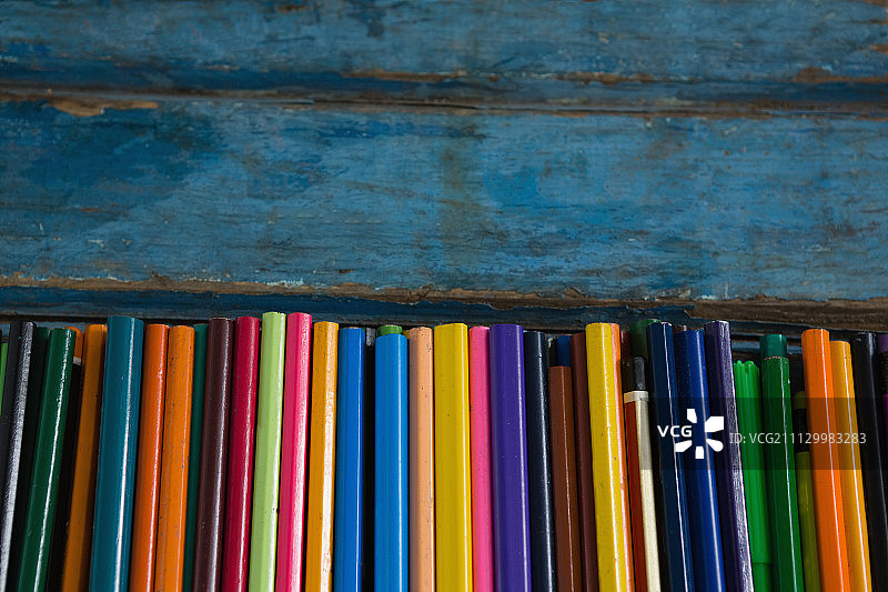 木桌上排列的各色铅笔（局部）图片素材
