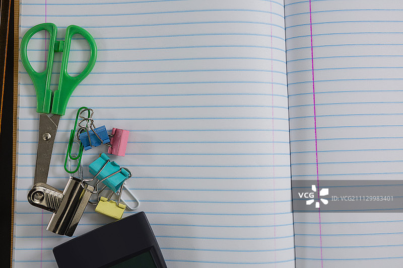 笔记本上各色学习用品特写图片素材