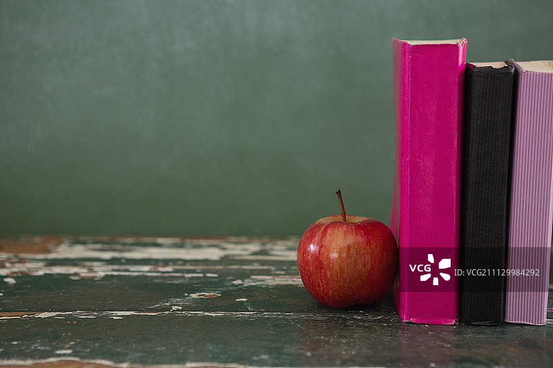 桌子上苹果和书籍的特写图片素材