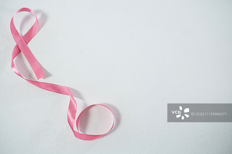 白色背景下的乳腺癌粉红丝带（高角度）图片素材