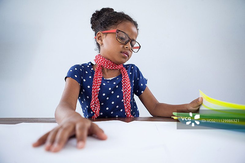 女商人于办公桌前阅读文件图片素材