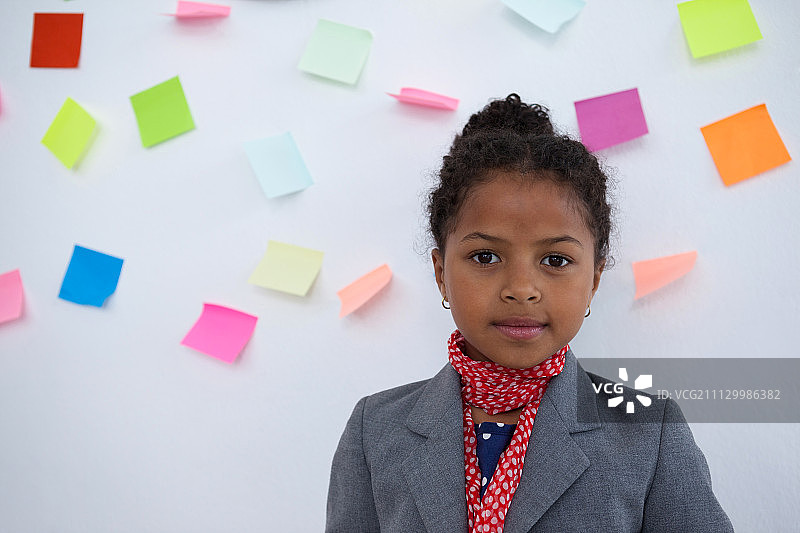 站在办公室墙上便签前的女商人肖像图片素材