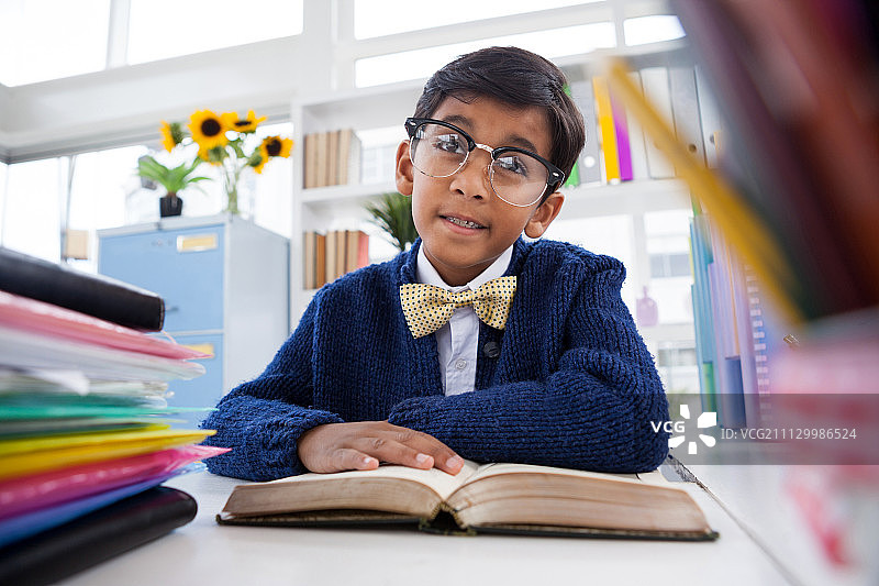 在办公室办公桌前戴眼镜的商务人士肖像图片素材