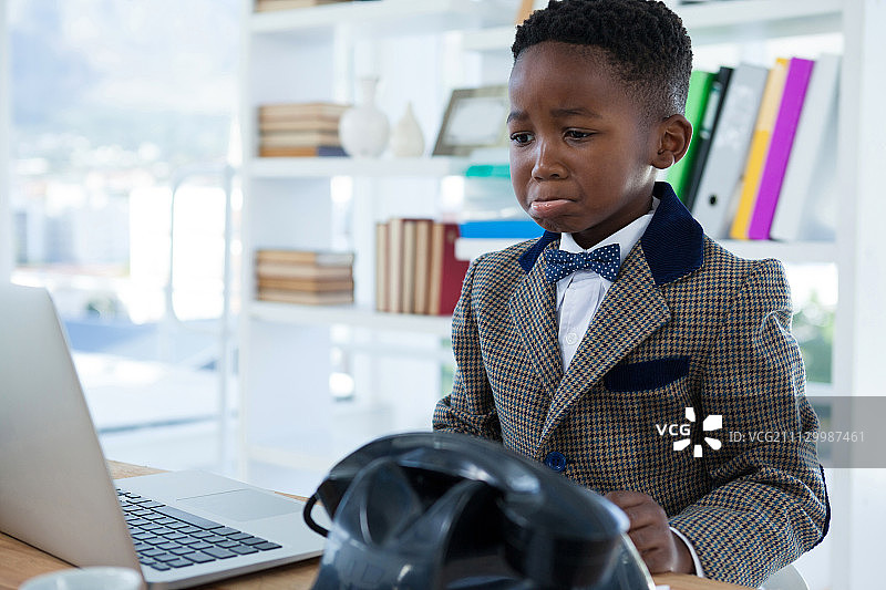 在办公室看笔记本电脑面露难色的商人图片素材