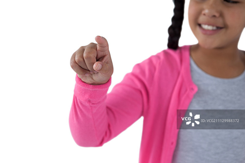 按着隐形虚拟屏幕的微笑女孩图片素材