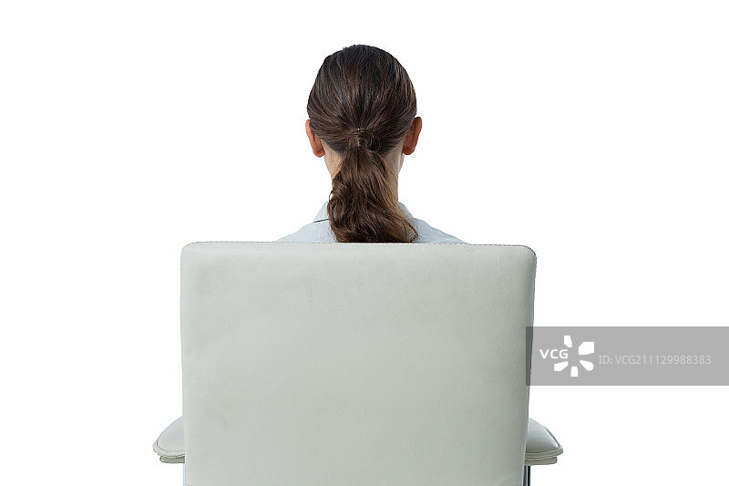 女高管在白色背景下放松地坐在椅子上的背影图片素材