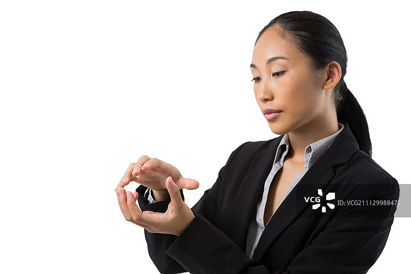 在白色背景下手持隐形物体的女商人图片素材