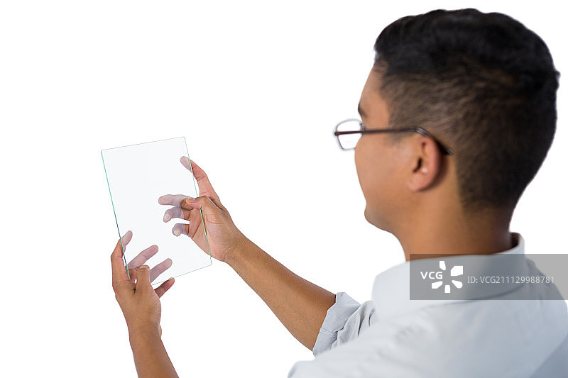 在白色背景下使用玻璃数码平板电脑的男人图片素材