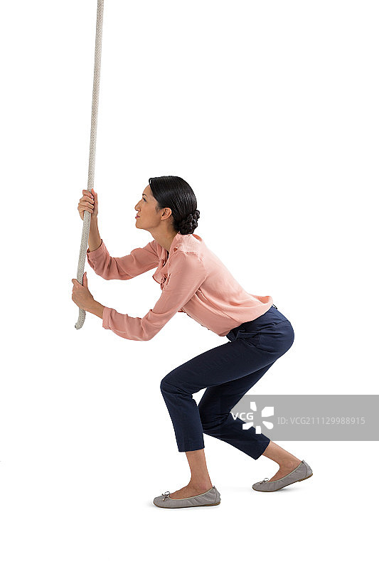 白色背景下攀爬绳索的女性高管图片素材