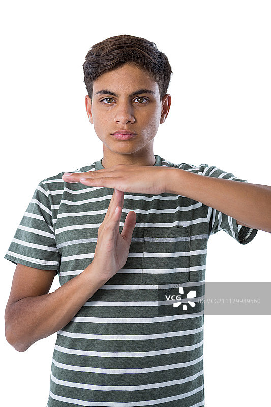 做出暂停手势的男孩图片素材