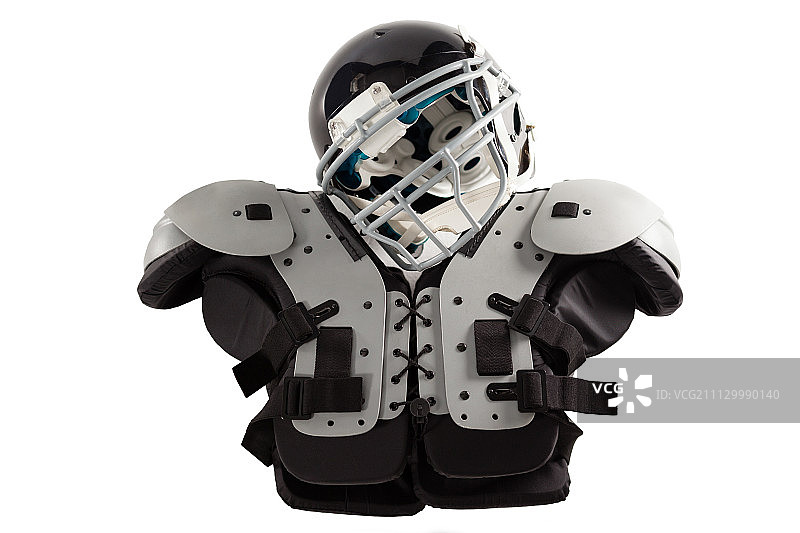 白色背景下的运动头盔和胸部护具特写图片素材