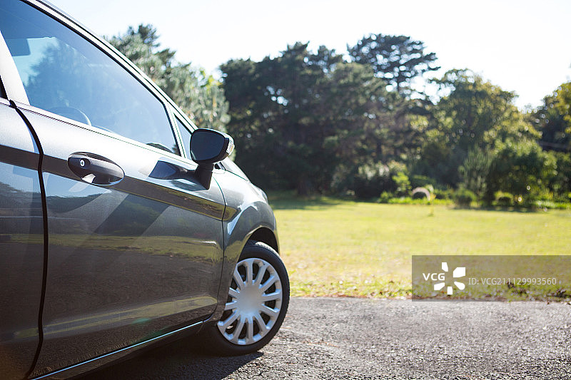 阳光明媚公园里的汽车图片素材