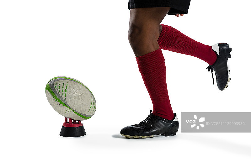 运动员在白色背景下踢橄榄球的腿部照片图片素材