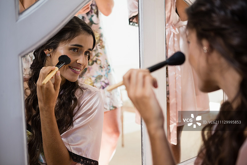 新娘在家化妆准备婚礼图片素材