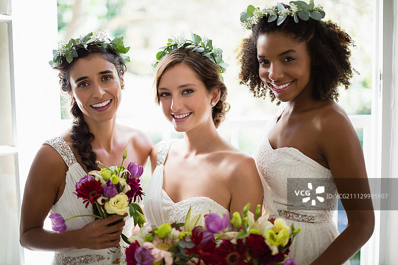 新娘和伴娘在家手捧花束的肖像图片素材