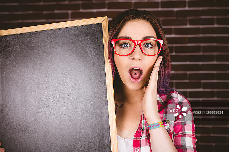 拿着石板的震惊女性特写图片素材