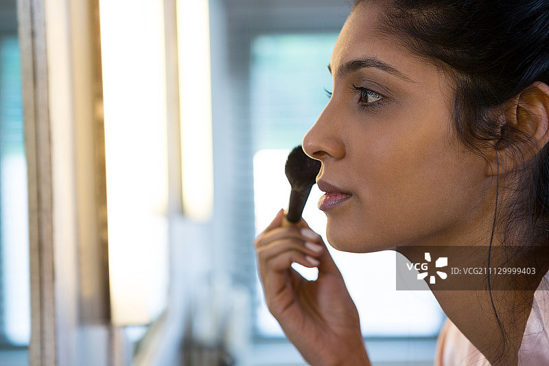 年轻女子在家化妆图片素材