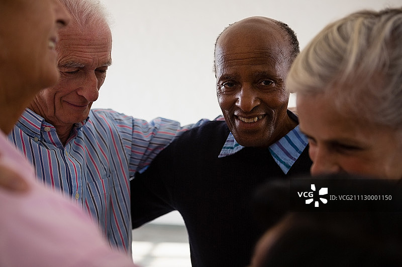 艺术课上拥抱在一起的老年朋友特写图片素材