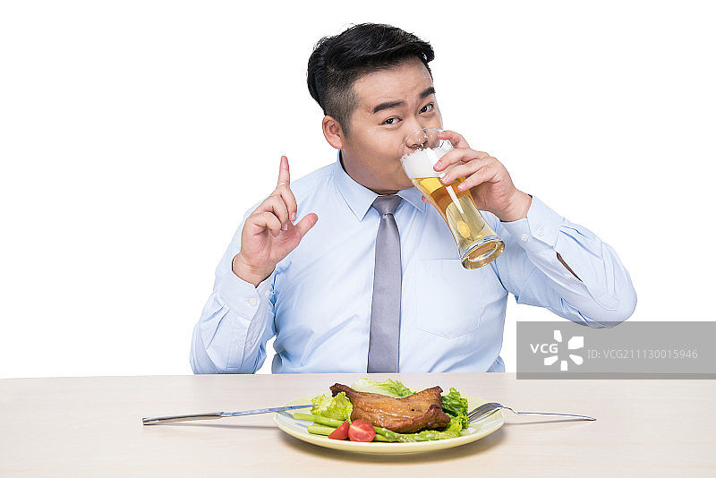 胖子在吃饭喝啤酒图片素材