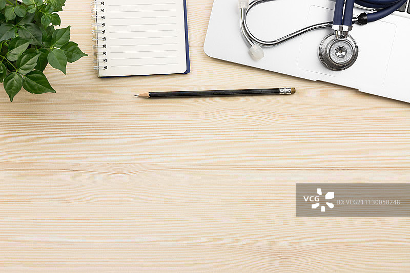 听诊器在医生的办公桌图片素材