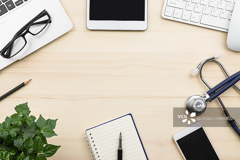 听诊器在医生的办公桌图片素材