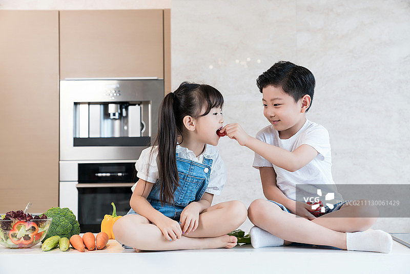 快乐的兄妹两在厨房玩耍图片素材