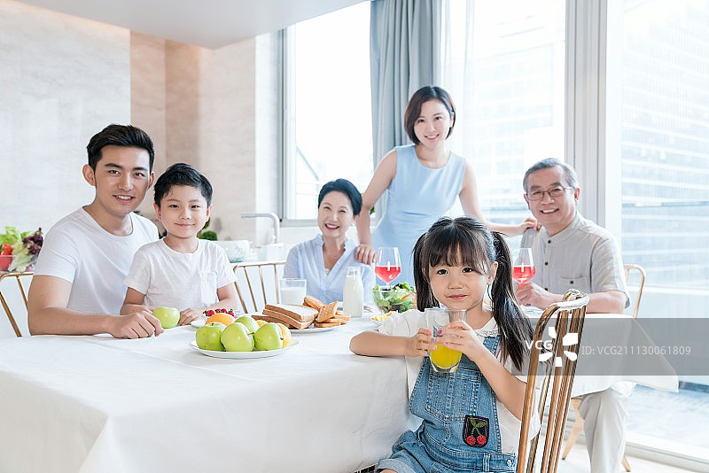 快乐的一家人聚餐图片素材