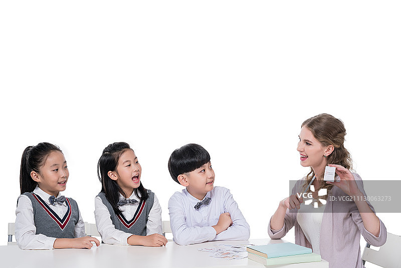 女外教指导小学生学习图片素材