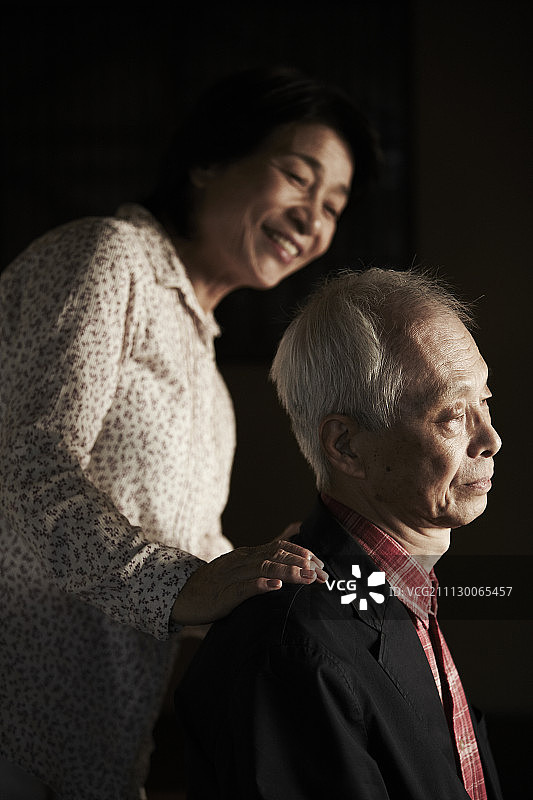 日式旅店 中年夫妇图片素材