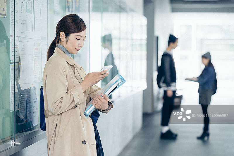 大学生在校园走廊图片素材