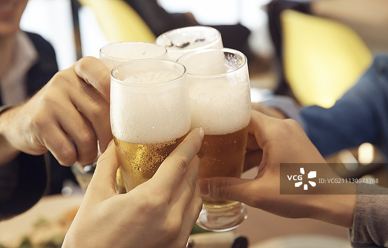 欢呼干杯图片素材
