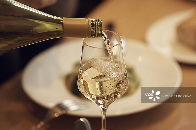 玻璃杯装红葡萄酒图片素材