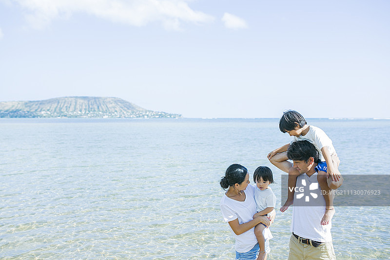 父母身份，父母和小孩，海边图片素材