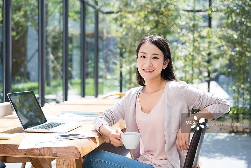 年轻女子使用电脑图片素材