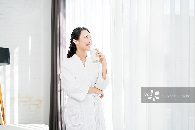 穿着浴袍的年轻女子图片素材