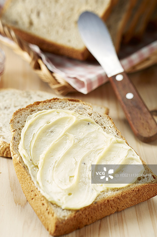 涂抹黄油的面包切片图片素材