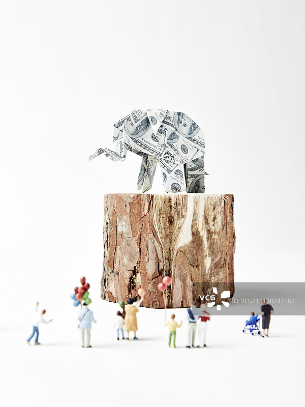 美元纸币折叠成的大象造型图片素材