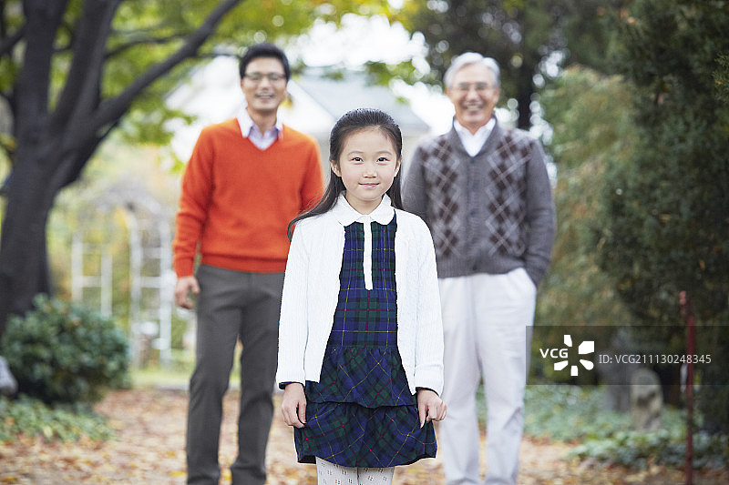 家庭照片：祖父、父亲和孩子图片素材