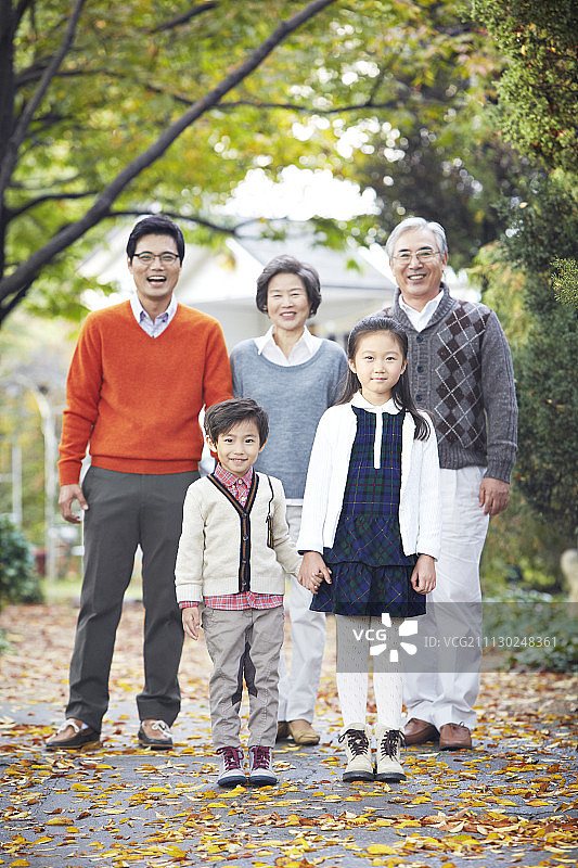 幸福家庭合影：祖父母、父亲和孩子们图片素材