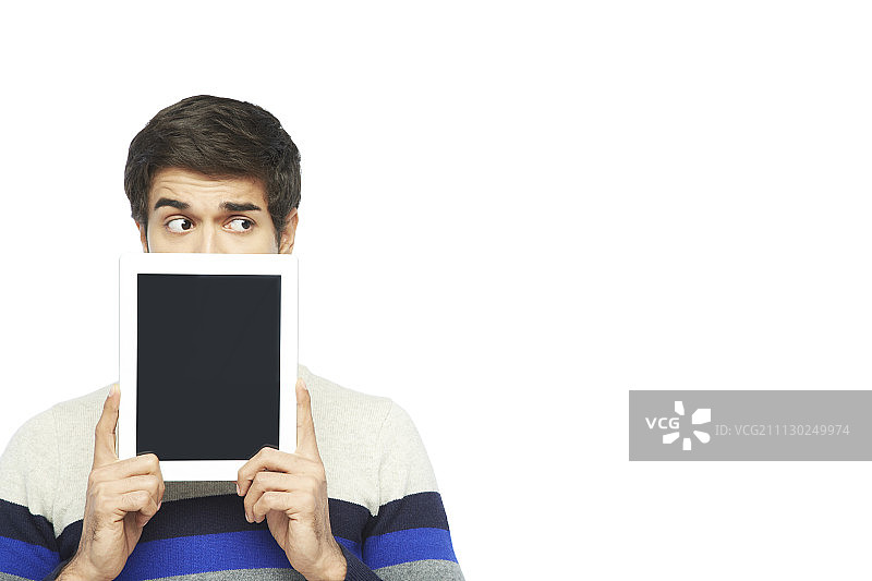 手持平板电脑的休闲装男人图片素材