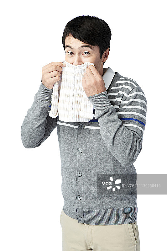 男人闻婴儿服装的影棚照图片素材