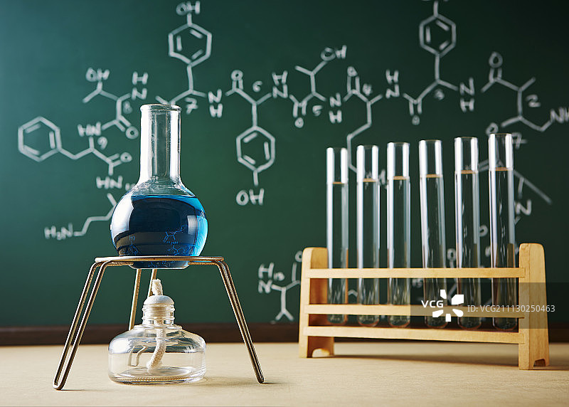 科学实验物品和元素符号的影棚照片图片素材