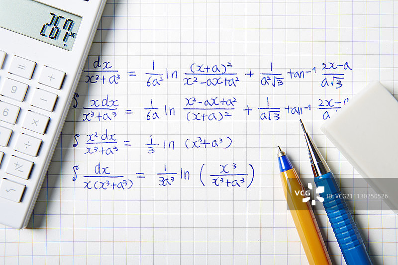 计算器、书写工具与数学公式影棚照图片素材