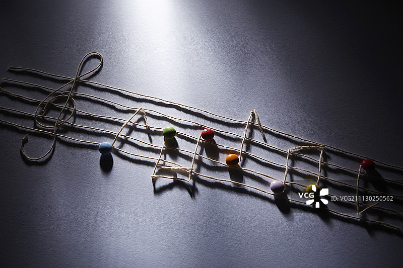 黑色背景下线状音符的工作室拍摄图片素材