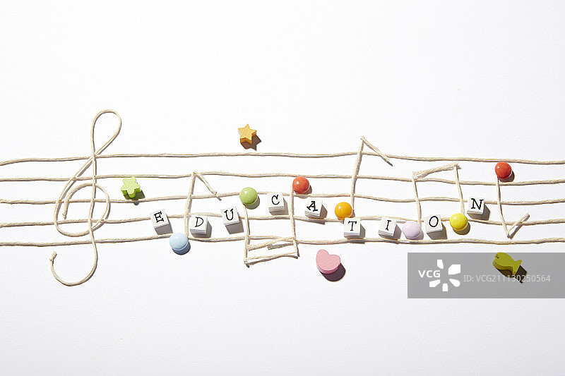 白色背景中由线条和字母“Education”组成的音符的影棚照片图片素材