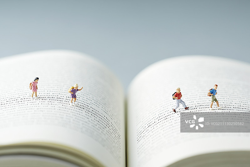 学生在书本上行走的微缩模型图片素材